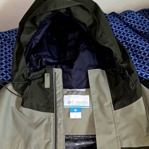 Columbia Green Raincoat Durable Outdoor Wear